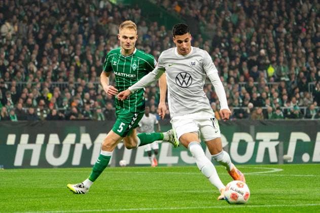 Adam Daghim (VfL Wolfsburg, 11) im Dribbling gegen Amos Pieper (SV Werder Bremen, 05), GER, SV Werder Bremen vs VfL Wolfsburg, Fussball, Bundesliga, Spieltag 10, Saison 2025 2026, 07.11.2025 DFL REGULATIONS PROHIBIT ANY USE OF PHOTOGRAPHS AS IMAGE SEQUENCES AND OR QUASI-VIDEO GER, SV Werder Bremen vs VfL Wolfsburg, Fussball, Bundesliga, Spieltag 10, Saison 2025 2026, 07.11.2025 Bremen Copyright: xEibner-Pressefoto MaxxVincenx EP_MVN