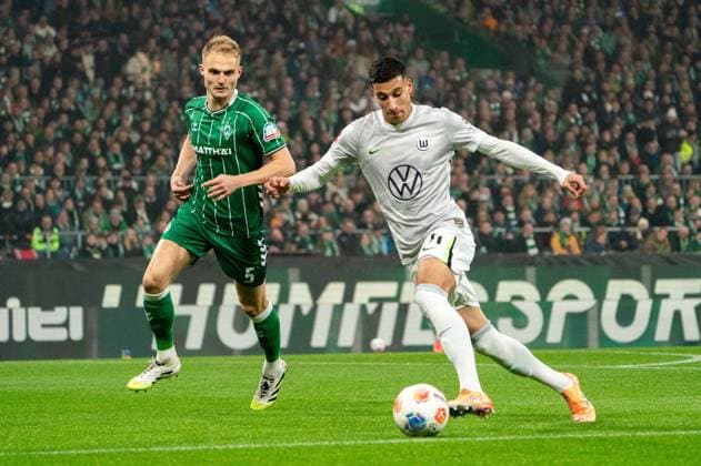 Adam Daghim (VfL Wolfsburg, 11) im Dribbling gegen Amos Pieper (SV Werder Bremen, 05), GER, SV Werder Bremen vs VfL Wolfsburg, Fussball, Bundesliga, Spieltag 10, Saison 2025 2026, 07.11.2025 DFL REGULATIONS PROHIBIT ANY USE OF PHOTOGRAPHS AS IMAGE SEQUENCES AND OR QUASI-VIDEO GER, SV Werder Bremen vs VfL Wolfsburg, Fussball, Bundesliga, Spieltag 10, Saison 2025 2026, 07.11.2025 Bremen Copyright: xEibner-Pressefoto MaxxVincenx EP_MVN