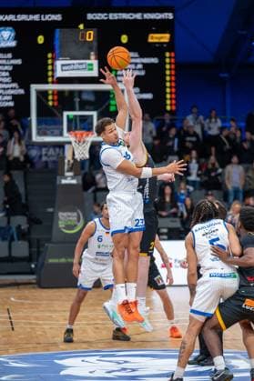 Maurice Marko Pluskota (PS Karlsruhe Lions, 23), Nicolas Bretzel (Bozic Estriche Knights Kirchheim, 21), GER, PS Karlsruhe Lions vs. Bozic Estriche Knights Kirchheim, BARMER 2. Basketball Bundesliga, 07. Spieltag, Saison 2025 2026, 07.11.2025 GER, PS Karlsruhe Lions vs. Bozic Estriche Knights Kirchheim, BARMER 2. Basketball Bundesliga, 07. Spieltag, Saison 2025 2026, 07.11..2025 Karlsruhe Copyright: xEibner-Pressefoto SilasxKunzx EP_SKZ