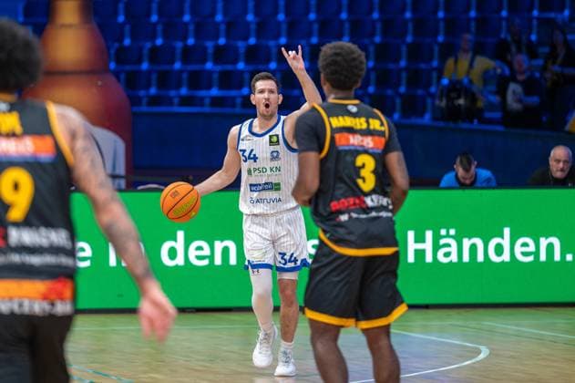 Tylan James Pope (Bozic Estriche Knights Kirchheim, 09), David Allan Cohn (PS Karlsruhe Lions, 34), Charles Tyrone Harris Jr. (Bozic Estriche Knights Kirchheim, 03), GER, PS Karlsruhe Lions vs. Bozic Estriche Knights Kirchheim, BARMER 2. Basketball Bundesliga, 07. Spieltag, Saison 2025 2026, 07.11.2025 GER, PS Karlsruhe Lions vs. Bozic Estriche Knights Kirchheim, BARMER 2. Basketball Bundesliga, 07. Spieltag, Saison 2025 2026, 07.11..2025 Karlsruhe Copyright: xEibner-Pressefoto SilasxKunzx EP_SKZ