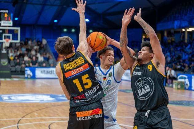 Nil Failenschmid Clavera (Bozic Estriche Knights Kirchheim, 15), Maurice Marko Pluskota (PS Karlsruhe Lions, 23), Tylan James Pope (Bozic Estriche Knights Kirchheim, 09), GER, PS Karlsruhe Lions vs. Bozic Estriche Knights Kirchheim, BARMER 2. Basketball Bundesliga, 07. Spieltag, Saison 2025 2026, 07.11.2025 GER, PS Karlsruhe Lions vs. Bozic Estriche Knights Kirchheim, BARMER 2. Basketball Bundesliga, 07. Spieltag, Saison 2025 2026, 07.11..2025 Karlsruhe Copyright: xEibner-Pressefoto SilasxKunzx EP_SKZ