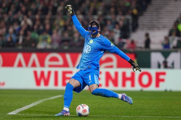 Kamil Grabara (Torwart, VfL Wolfsburg, 1) am Ball, Freisteller, Einzelbild, Ganzkörper, Aktion, Action, Spielszene, DIE DFL-RICHTLINIEN UNTERSAGEN JEGLICHE NUTZUNG VON FOTOS ALS SEQUENZBILDER UND ODER VIDEOA?HNLICHE FOTOSTRECKEN. DFL REGULATIONS PROHIBIT ANY USE OF PHOTOGRAPHS AS IMAGE SEQUENCES AND OR QUASI-VIDEO., 07.11.2025, Bremen (Deutschland), Fussball, Bundesliga, SV Werder Bremen - VfL Wolfsburg