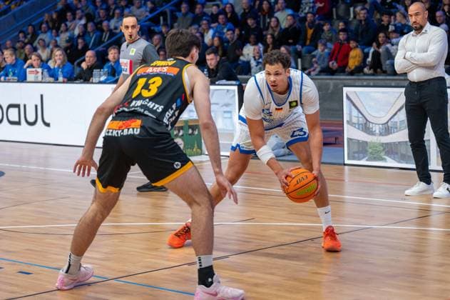 Nicholas Gerard Spinoso (Bozic Estriche Knights Kirchheim, 13), Maurice Marko Pluskota (PS Karlsruhe Lions, 23), Demond Greene (PS Karlsruhe Lions, Headcoach), GER, PS Karlsruhe Lions vs. Bozic Estriche Knights Kirchheim, BARMER 2. Basketball Bundesliga, 07. Spieltag, Saison 2025 2026, 07.11.2025 GER, PS Karlsruhe Lions vs. Bozic Estriche Knights Kirchheim, BARMER 2. Basketball Bundesliga, 07. Spieltag, Saison 2025 2026, 07.11..2025 Karlsruhe Copyright: xEibner-Pressefoto SilasxKunzx EP_SKZ