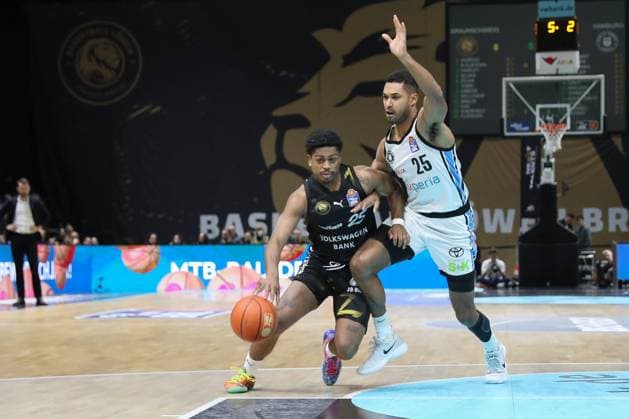 07.11.2025, xtgx, Basketball easyCredit BBL, Basketball Loewen Braunschweig - Veolia Hamburg Towers emspor, v.l. Grant Sherfield (Braunschweig, 25), Kenneth Ogbe (Hamburg, 25) Zweikampf, Duell, Kampf, tackle Braunschweig