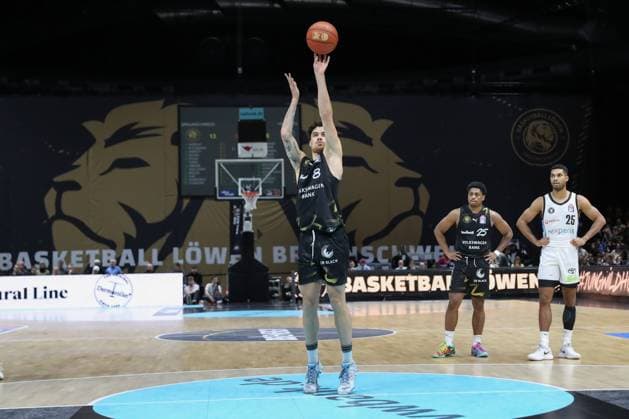 07.11.2025, xtgx, Basketball easyCredit BBL, Basketball Loewen Braunschweig - Veolia Hamburg Towers emspor, v.l. Joshua Obiesie (Braunschweig, 8) wirft Korb, wirft, trifft, Korb, Treffer, scores Braunschweig