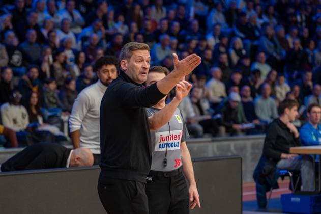Brian Wenzel (Bozic Estriche Knights Kirchheim, Assistant Coach), Igor Perovic (Bozic Estriche Knights Kirchheim, Headcoach), GER, PS Karlsruhe Lions vs. Bozic Estriche Knights Kirchheim, BARMER 2. Basketball Bundesliga, 07. Spieltag, Saison 2025 2026, 07.11.2025 GER, PS Karlsruhe Lions vs. Bozic Estriche Knights Kirchheim, BARMER 2. Basketball Bundesliga, 07. Spieltag, Saison 2025 2026, 07.11..2025 Karlsruhe Copyright: xEibner-Pressefoto SilasxKunzx EP_SKZ