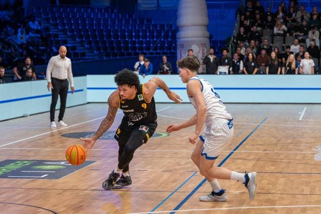 Tylan James Pope (Bozic Estriche Knights Kirchheim, 09), Pavle Pisic (PS Karlsruhe Lions, 08), GER, PS Karlsruhe Lions vs. Bozic Estriche Knights Kirchheim, BARMER 2. Basketball Bundesliga, 07. Spieltag, Saison 2025 2026, 07.11.2025 GER, PS Karlsruhe Lions vs. Bozic Estriche Knights Kirchheim, BARMER 2. Basketball Bundesliga, 07. Spieltag, Saison 2025 2026, 07.11..2025 Karlsruhe Copyright: xEibner-Pressefoto SilasxKunzx EP_SKZ
