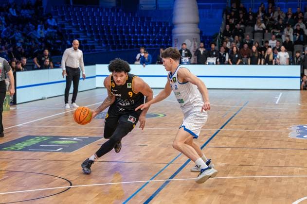 Tylan James Pope (Bozic Estriche Knights Kirchheim, 09), Pavle Pisic (PS Karlsruhe Lions, 08), GER, PS Karlsruhe Lions vs. Bozic Estriche Knights Kirchheim, BARMER 2. Basketball Bundesliga, 07. Spieltag, Saison 2025 2026, 07.11.2025 GER, PS Karlsruhe Lions vs. Bozic Estriche Knights Kirchheim, BARMER 2. Basketball Bundesliga, 07. Spieltag, Saison 2025 2026, 07.11..2025 Karlsruhe Copyright: xEibner-Pressefoto SilasxKunzx EP_SKZ