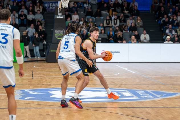Maurice Marko Pluskota (PS Karlsruhe Lions, 23), Tyrese Williams (PS Karlsruhe Lions, 05), Gian Bahattin Aydinoglu (Bozic Estriche Knights Kirchheim, 04), GER, PS Karlsruhe Lions vs. Bozic Estriche Knights Kirchheim, BARMER 2. Basketball Bundesliga, 07. Spieltag, Saison 2025 2026, 07.11.2025 GER, PS Karlsruhe Lions vs. Bozic Estriche Knights Kirchheim, BARMER 2. Basketball Bundesliga, 07. Spieltag, Saison 2025 2026, 07.11..2025 Karlsruhe Copyright: xEibner-Pressefoto SilasxKunzx EP_SKZ