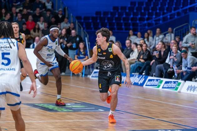 Tyrese Williams (PS Karlsruhe Lions, 05), Lucas Mayer (Bozic Estriche Knights Kirchheim, 08), David Opowu Ejah (PS Karlsruhe Lions, 25), Gian Bahattin Aydinoglu (Bozic Estriche Knights Kirchheim, 04), GER, PS Karlsruhe Lions vs. Bozic Estriche Knights Kirchheim, BARMER 2. Basketball Bundesliga, 07. Spieltag, Saison 2025 2026, 07.11.2025 GER, PS Karlsruhe Lions vs. Bozic Estriche Knights Kirchheim, BARMER 2. Basketball Bundesliga, 07. Spieltag, Saison 2025 2026, 07.11..2025 Karlsruhe Copyright: xEibner-Pressefoto SilasxKunzx EP_SKZ