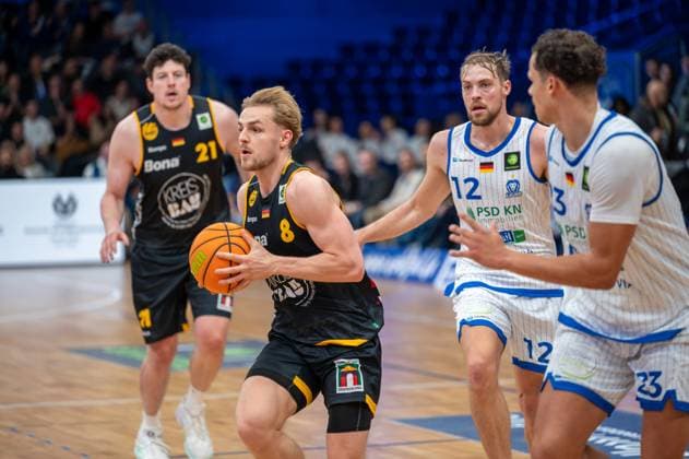 Nicolas Bretzel (Bozic Estriche Knights Kirchheim, 21), Lucas Mayer (Bozic Estriche Knights Kirchheim, 08), Kilian Binapfl (PS Karlsruhe Lions, 12), Maurice Marko Pluskota (PS Karlsruhe Lions, 23), GER, PS Karlsruhe Lions vs. Bozic Estriche Knights Kirchheim, BARMER 2. Basketball Bundesliga, 07. Spieltag, Saison 2025 2026, 07.11.2025 GER, PS Karlsruhe Lions vs. Bozic Estriche Knights Kirchheim, BARMER 2. Basketball Bundesliga, 07. Spieltag, Saison 2025 2026, 07.11..2025 Karlsruhe Copyright: xEibner-Pressefoto SilasxKunzx EP_SKZ