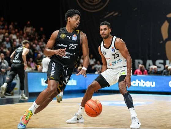 Grant Sherfield (Basketball Loewen Braunschweig, 25) gegen Kenneth Ogbe (Veolia Towers Hamburg, 25) Basketball Loewen Braunschweig vs. Veolia Towers Hamburg, Basketball, easyCredit Basketball Bundesliga, 7. Spieltag, Saison 2025 2026, 07.11.2025 Basketball Loewen Braunschweig vs. Veolia Towers Hamburg, Basketball, easyCredit Basketball Bundesliga, 7. Spieltag, Saison 2025 2026, 07.11.2025 Braunschweig Copyright: xEibner-Pressefoto DamianxKruczynx EP_DKI