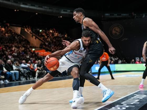 Kenneth Ogbe (Veolia Towers Hamburg, 25) gegen David N Guessan (Basketball Loewen Braunschweig, 01) im Zweikampf Basketball Loewen Braunschweig vs. Veolia Towers Hamburg, Basketball, easyCredit Basketball Bundesliga, 7. Spieltag, Saison 2025 2026, 07.11.2025 Basketball Loewen Braunschweig vs. Veolia Towers Hamburg, Basketball, easyCredit Basketball Bundesliga, 7. Spieltag, Saison 2025 2026, 07.11.2025 Braunschweig Copyright: xEibner-Pressefoto DamianxKruczynx EP_DKI