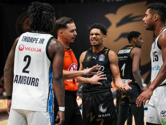 Adrian Worthy (Basketball Loewen Braunschweig, 00) wird von Leonard Thorpe Jr. (Veolia Towers Hamburg, 02) provoziert Basketball Loewen Braunschweig vs. Veolia Towers Hamburg, Basketball, easyCredit Basketball Bundesliga, 7. Spieltag, Saison 2025 2026, 07.11.2025 Basketball Loewen Braunschweig vs. Veolia Towers Hamburg, Basketball, easyCredit Basketball Bundesliga, 7. Spieltag, Saison 2025 2026, 07.11.2025 Braunschweig Copyright: xEibner-Pressefoto DamianxKruczynx EP_DKI