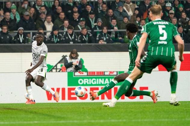 Tor zum 0:1 Mattias Svanberg (VfL Wolfsburg, 32), Vorlage Sael Kumbedi (VfL Wolfsburg, 26), GER, SV Werder Bremen vs VfL Wolfsburg, Fussball, Bundesliga, Spieltag 10, Saison 2025 2026, 07.11.2025 DFL REGULATIONS PROHIBIT ANY USE OF PHOTOGRAPHS AS IMAGE SEQUENCES AND OR QUASI-VIDEO GER, SV Werder Bremen vs VfL Wolfsburg, Fussball, Bundesliga, Spieltag 10, Saison 2025 2026, 07.11.2025 Bremen Copyright: xEibner-Pressefoto MaxxVincenx EP_MVN