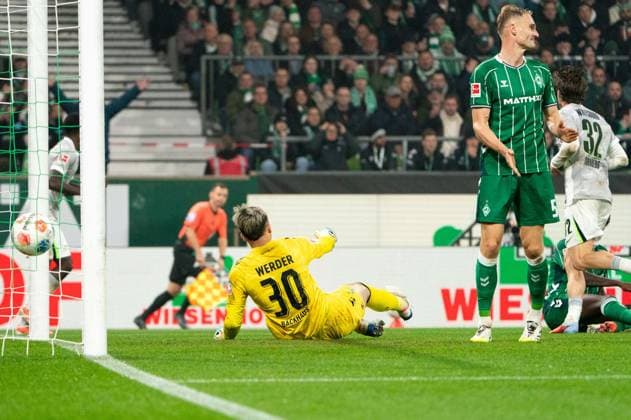Tor zum 0:1 Mattias Svanberg (VfL Wolfsburg, 32), Torwart Mio Backhaus (SV Werder Bremen, 30) ueberwunden, Ball im Tor, GER, SV Werder Bremen vs VfL Wolfsburg, Fussball, Bundesliga, Spieltag 10, Saison 2025 2026, 07.11.2025 DFL REGULATIONS PROHIBIT ANY USE OF PHOTOGRAPHS AS IMAGE SEQUENCES AND OR QUASI-VIDEO GER, SV Werder Bremen vs VfL Wolfsburg, Fussball, Bundesliga, Spieltag 10, Saison 2025 2026, 07.11.2025 Bremen Copyright: xEibner-Pressefoto MaxxVincenx EP_MVN