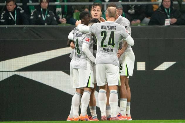 Tor zum 0:1 Mattias Svanberg (VfL Wolfsburg, 32) jubelt Jubel mit Sael Kumbedi (VfL Wolfsburg, 26), Moritz Jenz (VfL Wolfsburg, 15), Mohamed Amoura (VfL Wolfsburg, 09), Christian Eriksen (VfL Wolfsburg, 24), GER, SV Werder Bremen vs VfL Wolfsburg, Fussball, Bundesliga, Spieltag 10, Saison 2025 2026, 07.11.2025 DFL REGULATIONS PROHIBIT ANY USE OF PHOTOGRAPHS AS IMAGE SEQUENCES AND OR QUASI-VIDEO GER, SV Werder Bremen vs VfL Wolfsburg, Fussball, Bundesliga, Spieltag 10, Saison 2025 2026, 07.11.2025 Bremen Copyright: xEibner-Pressefoto MaxxVincenx EP_MVN