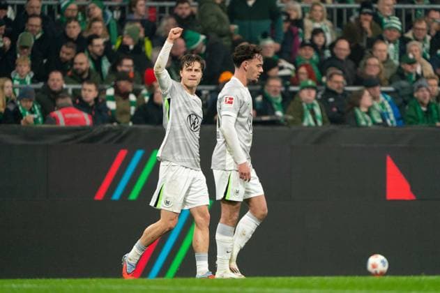 Tor zum 0:1 Mattias Svanberg (VfL Wolfsburg, 32) jubelt Jubel, Aaron Zehnter (VfL Wolfsburg, 25), GER, SV Werder Bremen vs VfL Wolfsburg, Fussball, Bundesliga, Spieltag 10, Saison 2025 2026, 07.11.2025 DFL REGULATIONS PROHIBIT ANY USE OF PHOTOGRAPHS AS IMAGE SEQUENCES AND OR QUASI-VIDEO GER, SV Werder Bremen vs VfL Wolfsburg, Fussball, Bundesliga, Spieltag 10, Saison 2025 2026, 07.11.2025 Bremen Copyright: xEibner-Pressefoto MaxxVincenx EP_MVN