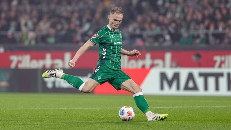 Amos Pieper (SV Werder Bremen, 5) am Ball, Freisteller, Einzelbild, Ganzkörper, Aktion, Action, Spielszene, DIE DFL-RICHTLINIEN UNTERSAGEN JEGLICHE NUTZUNG VON FOTOS ALS SEQUENZBILDER UND ODER VIDEOA?HNLICHE FOTOSTRECKEN. DFL REGULATIONS PROHIBIT ANY USE OF PHOTOGRAPHS AS IMAGE SEQUENCES AND OR QUASI-VIDEO., 07.11.2025, Bremen (Deutschland), Fussball, Bundesliga, SV Werder Bremen - VfL Wolfsburg
