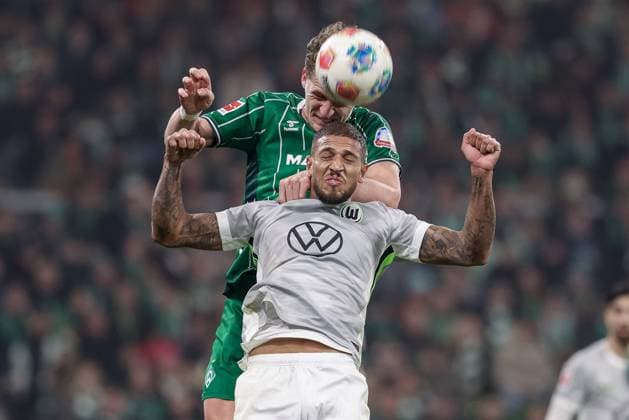 Jens Stage (SV Werder Bremen, 6) und Vinicius Souza (VfL Wolfsburg, 5) im Kopfballduell, Kopfball, Zweikampf, Action, Aktion, Spielszene, DIE DFL-RICHTLINIEN UNTERSAGEN JEGLICHE NUTZUNG VON FOTOS ALS SEQUENZBILDER UND ODER VIDEOA?HNLICHE FOTOSTRECKEN. DFL REGULATIONS PROHIBIT ANY USE OF PHOTOGRAPHS AS IMAGE SEQUENCES AND OR QUASI-VIDEO., 07.11.2025, Bremen (Deutschland), Fussball, Bundesliga, SV Werder Bremen - VfL Wolfsburg