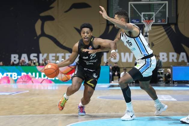 07.11.2025, xtgx, Basketball easyCredit BBL, Basketball Loewen Braunschweig - Veolia Hamburg Towers emspor, v.l. Grant Sherfield (Braunschweig, 25), Kenneth Ogbe (Hamburg, 25) Zweikampf, Duell, Kampf, tackle Braunschweig