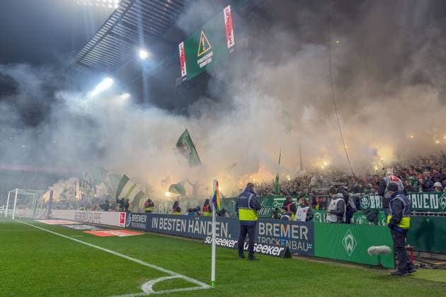 Die Fans des SV Werder Bremen brennen Pyrotechnik, Leuchtfackeln ab, Bengalo, Bengalos, Pyro, Pyrotechnik, Feuerwerk, Fanblock, Ultras, Randale, Ausschreitungen, DIE DFL-RICHTLINIEN UNTERSAGEN JEGLICHE NUTZUNG VON FOTOS ALS SEQUENZBILDER UND ODER VIDEOA?HNLICHE FOTOSTRECKEN. DFL REGULATIONS PROHIBIT ANY USE OF PHOTOGRAPHS AS IMAGE SEQUENCES AND OR QUASI-VIDEO., 07.11.2025, Bremen (Deutschland), Fussball, Bundesliga, SV Werder Bremen - VfL Wolfsburg