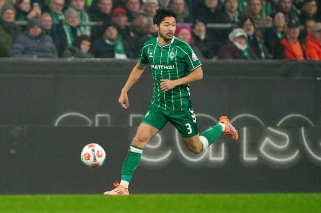 Yukinari Sugawara (SV Werder Bremen, 03) am Ball, GER, SV Werder Bremen vs VfL Wolfsburg, Fussball, Bundesliga, Spieltag 10, Saison 2025 2026, 07.11.2025 DFL REGULATIONS PROHIBIT ANY USE OF PHOTOGRAPHS AS IMAGE SEQUENCES AND OR QUASI-VIDEO GER, SV Werder Bremen vs VfL Wolfsburg, Fussball, Bundesliga, Spieltag 10, Saison 2025 2026, 07.11.2025 Bremen Copyright: xEibner-Pressefoto MaxxVincenx EP_MVN