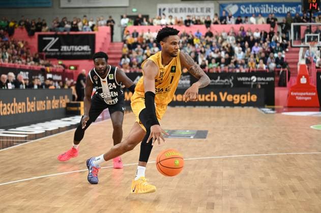 Bernard Pelote III (Tigers Tuebingen, 01) setzt sich durch GER, Tigers Tuebingen vs. Giessen 46ers, Basketball, Herren, Pro A, 2. Barmer Basketball Bundesliga, Saison 2025 2026, 07.11.2025 GER, Tigers Tuebingen vs. Giessen 46ers, Basketball, Herren, Pro A, 2. Barmer Basketball Bundesliga, Saison 2025 2026, 07.11.2025 Tuebingen Copyright: xEibner-Pressefoto NicolasxWoernx EP_NWN