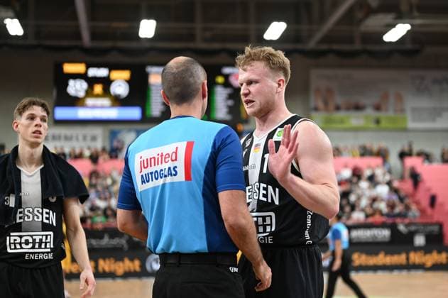 Luis Elias Koenig Figge (Giessen 46ers, 14) Emotionen, diskutiert mit dem Schiedsrichtier GER, Tigers Tuebingen vs. Giessen 46ers, Basketball, Herren, Pro A, 2. Barmer Basketball Bundesliga, Saison 2025 2026, 07.11.2025 GER, Tigers Tuebingen vs. Giessen 46ers, Basketball, Herren, Pro A, 2. Barmer Basketball Bundesliga, Saison 2025 2026, 07.11.2025 Tuebingen Copyright: xEibner-Pressefoto NicolasxWoernx EP_NWN