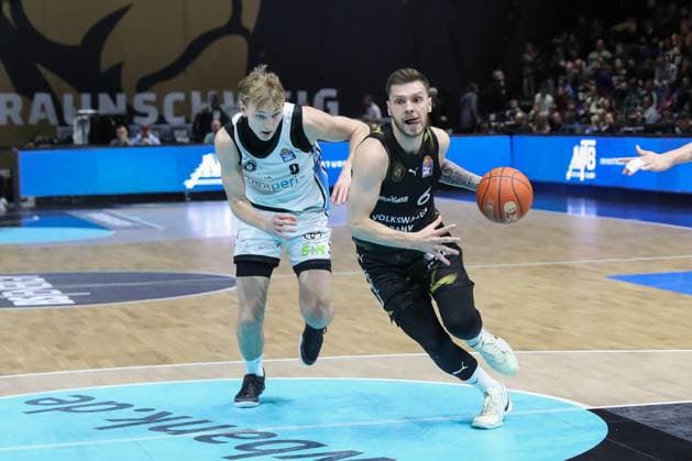 07.11.2025, xgox, Basketball easyCredit BBL, Basketball Loewen Braunschweig - Veolia Hamburg Towers emspor, v.l. Jared Grey (Hamburg, 8), Ferdinand Zylka (Braunschweig, 6) Zweikampf, Duell, Kampf, tackle Braunschweig