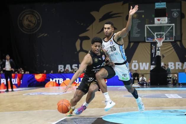 07.11.2025, xgox, Basketball easyCredit BBL, Basketball Loewen Braunschweig - Veolia Hamburg Towers emspor, v.l. Grant Sherfield (Braunschweig, 25), Kenneth Ogbe (Hamburg, 25) Zweikampf, Duell, Kampf, tackle Braunschweig