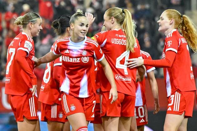Spielerinnen des FC Bayern mit Torjubel, Jubel, Torjubel, Torerfolg, celebrate the goal, goal, celebration, Jubel ueber das Tor zum 3:0 durch Giulia GWINN (FC Bayern Muenchen, FCB, 7) (3.v.li.), optimistisch, Action, Aktion, 07.11.2025, München (Deutschland), Fussball, Google Pixel Frauen-Bundesliga, FC Bayern München - 1. FC Union Berlin, DFB DFL REGULATIONS PROHIBIT ANY USE OF PHOTOGRAPHS AS IMAGE SEQUENCES AND OR QUASI-VIDEO.