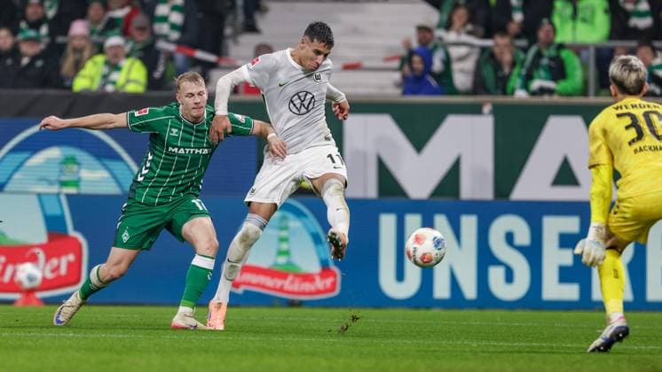 v.li.: Marco Grüll (SV Werder Bremen, 17) und Adam Daghim (VfL Wolfsburg, 11), Mio Backhaus (Torhüter, Torwart, SV Werder Bremen, 30) im Zweikampf, Duell, Dynamik, Aktion, Action, Spielszene, DIE DFL-RICHTLINIEN UNTERSAGEN JEGLICHE NUTZUNG VON FOTOS ALS SEQUENZBILDER UND ODER VIDEOA?HNLICHE FOTOSTRECKEN. DFL REGULATIONS PROHIBIT ANY USE OF PHOTOGRAPHS AS IMAGE SEQUENCES AND OR QUASI-VIDEO., 07.11.2025, Bremen (Deutschland), Fussball, Bundesliga, SV Werder Bremen - VfL Wolfsburg