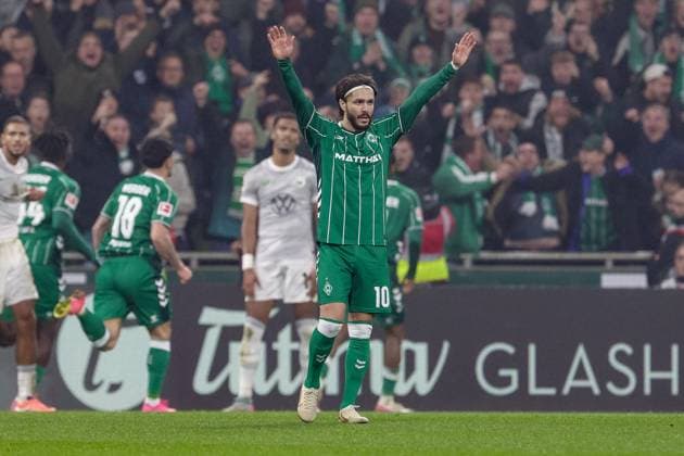 Leonardo Bittencourt (SV Werder Bremen, 10) mit Torjubel, Jubel, jubeln, jubelt, optimistisch, Spielszene, Highlight, Freude über das Tor zum 2:1, DIE DFL-RICHTLINIEN UNTERSAGEN JEGLICHE NUTZUNG VON FOTOS ALS SEQUENZBILDER UND ODER VIDEOA?HNLICHE FOTOSTRECKEN. DFL REGULATIONS PROHIBIT ANY USE OF PHOTOGRAPHS AS IMAGE SEQUENCES AND OR QUASI-VIDEO., 07.11.2025, Bremen (Deutschland), Fussball, Bundesliga, SV Werder Bremen - VfL Wolfsburg