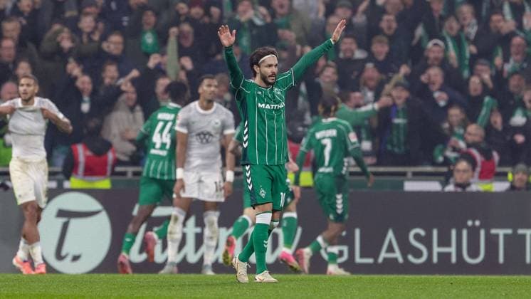 Leonardo Bittencourt (SV Werder Bremen, 10) mit Torjubel, Jubel, jubeln, jubelt, optimistisch, Spielszene, Highlight, Freude über das Tor zum 2:1, DIE DFL-RICHTLINIEN UNTERSAGEN JEGLICHE NUTZUNG VON FOTOS ALS SEQUENZBILDER UND ODER VIDEOA?HNLICHE FOTOSTRECKEN. DFL REGULATIONS PROHIBIT ANY USE OF PHOTOGRAPHS AS IMAGE SEQUENCES AND OR QUASI-VIDEO., 07.11.2025, Bremen (Deutschland), Fussball, Bundesliga, SV Werder Bremen - VfL Wolfsburg