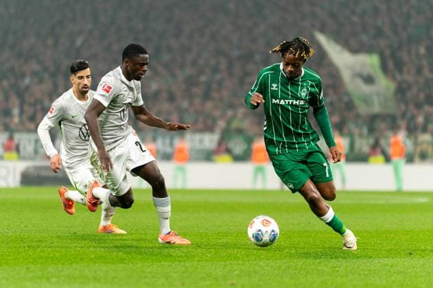 Samuel Mbangula (SV Werder Bremen, 07) im Zweikampf, Kampf um den Ball mit Sael Kumbedi (VfL Wolfsburg, 26), GER, SV Werder Bremen vs VfL Wolfsburg, Fussball, Bundesliga, Spieltag 10, Saison 2025 2026, 07.11.2025 DFL REGULATIONS PROHIBIT ANY USE OF PHOTOGRAPHS AS IMAGE SEQUENCES AND OR QUASI-VIDEO GER, SV Werder Bremen vs VfL Wolfsburg, Fussball, Bundesliga, Spieltag 10, Saison 2025 2026, 07.11.2025 Bremen Copyright: xEibner-Pressefoto MaxxVincenx EP_MVN