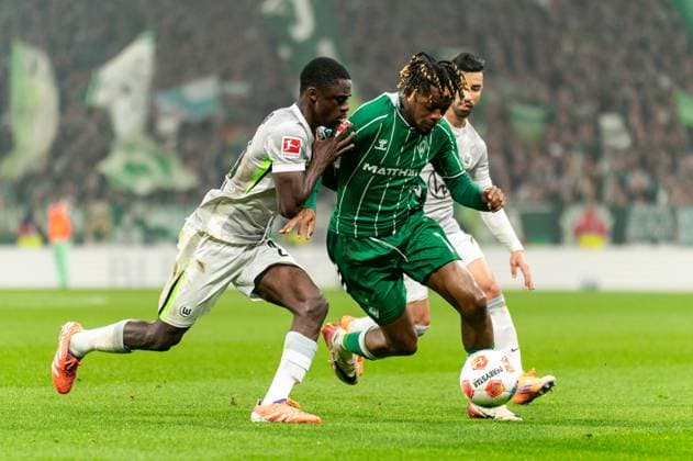 Samuel Mbangula (SV Werder Bremen, 07) im Zweikampf, Kampf um den Ball mit Sael Kumbedi (VfL Wolfsburg, 26), GER, SV Werder Bremen vs VfL Wolfsburg, Fussball, Bundesliga, Spieltag 10, Saison 2025 2026, 07.11.2025 DFL REGULATIONS PROHIBIT ANY USE OF PHOTOGRAPHS AS IMAGE SEQUENCES AND OR QUASI-VIDEO GER, SV Werder Bremen vs VfL Wolfsburg, Fussball, Bundesliga, Spieltag 10, Saison 2025 2026, 07.11.2025 Bremen Copyright: xEibner-Pressefoto MaxxVincenx EP_MVN