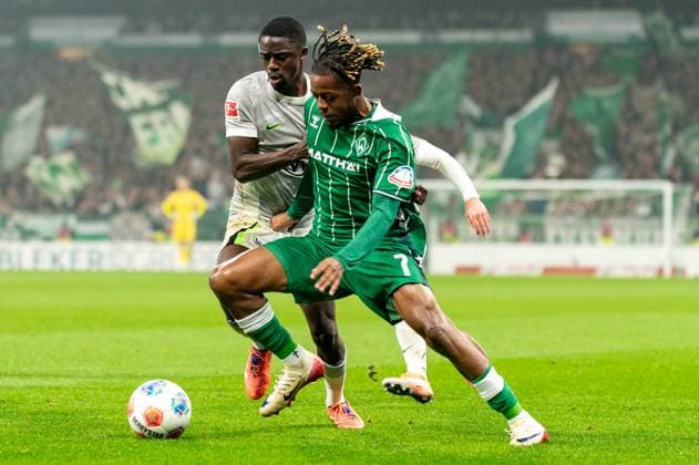 Samuel Mbangula (SV Werder Bremen, 07) im Zweikampf, Kampf um den Ball mit Sael Kumbedi (VfL Wolfsburg, 26), GER, SV Werder Bremen vs VfL Wolfsburg, Fussball, Bundesliga, Spieltag 10, Saison 2025 2026, 07.11.2025 DFL REGULATIONS PROHIBIT ANY USE OF PHOTOGRAPHS AS IMAGE SEQUENCES AND OR QUASI-VIDEO GER, SV Werder Bremen vs VfL Wolfsburg, Fussball, Bundesliga, Spieltag 10, Saison 2025 2026, 07.11.2025 Bremen Copyright: xEibner-Pressefoto MaxxVincenx EP_MVN
