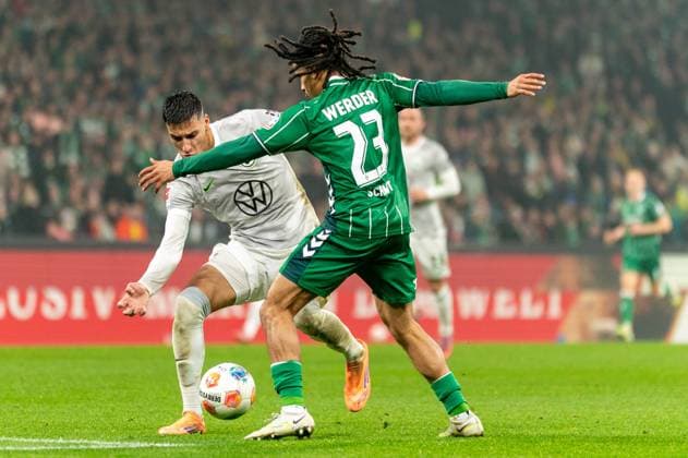 Adam Daghim (VfL Wolfsburg, 11) im Dribbling gegen Isaac Schmidt (SV Werder Bremen, 23), GER, SV Werder Bremen vs VfL Wolfsburg, Fussball, Bundesliga, Spieltag 10, Saison 2025 2026, 07.11.2025 DFL REGULATIONS PROHIBIT ANY USE OF PHOTOGRAPHS AS IMAGE SEQUENCES AND OR QUASI-VIDEO GER, SV Werder Bremen vs VfL Wolfsburg, Fussball, Bundesliga, Spieltag 10, Saison 2025 2026, 07.11.2025 Bremen Copyright: xEibner-Pressefoto MaxxVincenx EP_MVN