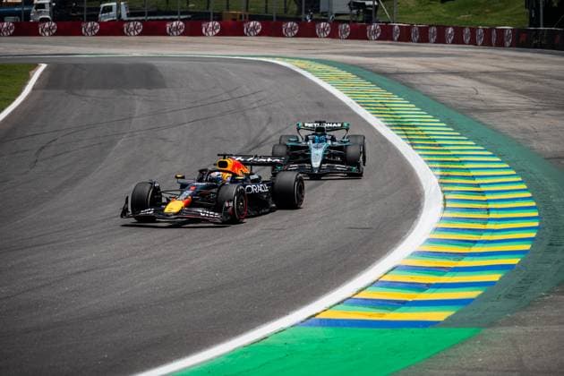 Formula?1?MSC?Cruises?Grande?Prêmio?de?São?Paulo?2025 Gabriela Testa OVERTAKE MAXPPP - São?Paulo 07 11 2025 01 VERSTAPPEN Max (nld), Oracle Red Bull Racing, and 63 RUSSELL George (gbr), Mercedes-AMG PETRONAS F1 Team, action at the Formula 1 MSC Cruises Grande Prêmio de São Paulo 2025, the 21st round of the 2025 FIA Formula 1 World Championship, WM, Weltmeisterschaft at the Autódromo José Carlos Pace in São Paulo, interlaces, Brazil, from 6 to 9 November 2025 São?Paulo Autódromo José?Carlos?Pace, Interlagos Brazil Copyright: xOVERTAKE MAXPPPxGabrielaxTestax OVT202511074229 OVT202511074229