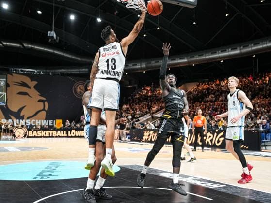 Martin Breunig (Veolia Towers Hamburg, 13) blockt den Wurf von Barra Njie (Basketball Loewen Braunschweig, 13) ab Basketball Loewen Braunschweig vs. Veolia Towers Hamburg, Basketball, easyCredit Basketball Bundesliga, 7. Spieltag, Saison 2025 2026, 07.11.2025 Basketball Loewen Braunschweig vs. Veolia Towers Hamburg, Basketball, easyCredit Basketball Bundesliga, 7. Spieltag, Saison 2025 2026, 07.11.2025 Braunschweig Copyright: xEibner-Pressefoto DamianxKruczynx EP_DKI