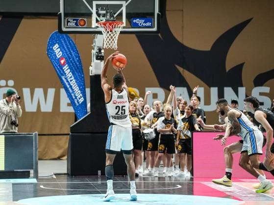Kenneth Ogbe (Veolia Towers Hamburg, 25) beim Freiwurf Basketball Loewen Braunschweig vs. Veolia Towers Hamburg, Basketball, easyCredit Basketball Bundesliga, 7. Spieltag, Saison 2025 2026, 07.11.2025 Basketball Loewen Braunschweig vs. Veolia Towers Hamburg, Basketball, easyCredit Basketball Bundesliga, 7. Spieltag, Saison 2025 2026, 07.11.2025 Braunschweig Copyright: xEibner-Pressefoto DamianxKruczynx EP_DKI
