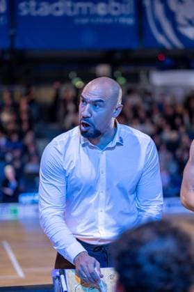 Demond Greene (PS Karlsruhe Lions, Headcoach), GER, PS Karlsruhe Lions vs. Bozic Estriche Knights Kirchheim, BARMER 2. Basketball Bundesliga, 07. Spieltag, Saison 2025 2026, 07.11.2025 GER, PS Karlsruhe Lions vs. Bozic Estriche Knights Kirchheim, BARMER 2. Basketball Bundesliga, 07. Spieltag, Saison 2025 2026, 07.11..2025 Karlsruhe Copyright: xEibner-Pressefoto SilasxKunzx EP_SKZ