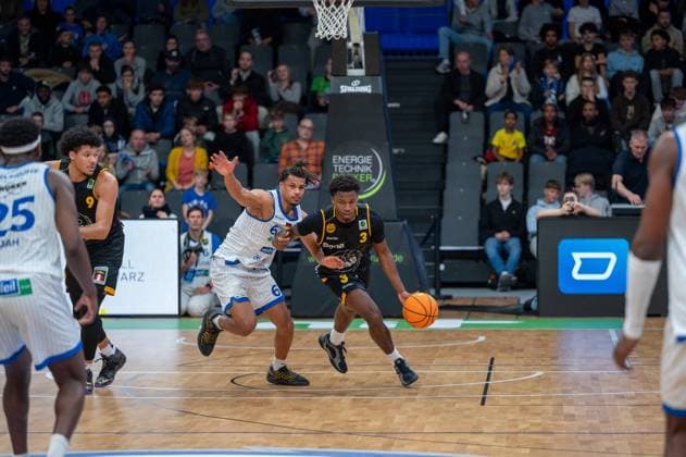 David Opowu Ejah (PS Karlsruhe Lions, 25), Tylan James Pope (Bozic Estriche Knights Kirchheim, 09), Gabriel Kuku (PS Karlsruhe Lions, 06), Phillip Montreal Russell (Bozic Estriche Knights Kirchheim, 01), GER, PS Karlsruhe Lions vs. Bozic Estriche Knights Kirchheim, BARMER 2. Basketball Bundesliga, 07. Spieltag, Saison 2025 2026, 07.11.2025 GER, PS Karlsruhe Lions vs. Bozic Estriche Knights Kirchheim, BARMER 2. Basketball Bundesliga, 07. Spieltag, Saison 2025 2026, 07.11..2025 Karlsruhe Copyright: xEibner-Pressefoto SilasxKunzx EP_SKZ