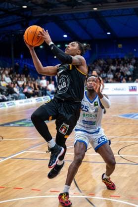 Phillip Montreal Russell (Bozic Estriche Knights Kirchheim, 01), David Opowu Ejah (PS Karlsruhe Lions, 25), GER, PS Karlsruhe Lions vs. Bozic Estriche Knights Kirchheim, BARMER 2. Basketball Bundesliga, 07. Spieltag, Saison 2025 2026, 07.11.2025 GER, PS Karlsruhe Lions vs. Bozic Estriche Knights Kirchheim, BARMER 2. Basketball Bundesliga, 07. Spieltag, Saison 2025 2026, 07.11..2025 Karlsruhe Copyright: xEibner-Pressefoto SilasxKunzx EP_SKZ