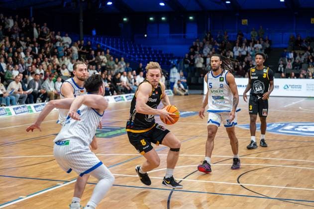 David Allan Cohn (PS Karlsruhe Lions, 34), Lucas Mayer (Bozic Estriche Knights Kirchheim, 08), Tyrese Williams (PS Karlsruhe Lions, 05), Charles Tyrone Harris Jr. (Bozic Estriche Knights Kirchheim, 03),, GER, PS Karlsruhe Lions vs. Bozic Estriche Knights Kirchheim, BARMER 2. Basketball Bundesliga, 07. Spieltag, Saison 2025 2026, 07.11.2025 GER, PS Karlsruhe Lions vs. Bozic Estriche Knights Kirchheim, BARMER 2. Basketball Bundesliga, 07. Spieltag, Saison 2025 2026, 07.11..2025 Karlsruhe Copyright: xEibner-Pressefoto SilasxKunzx EP_SKZ