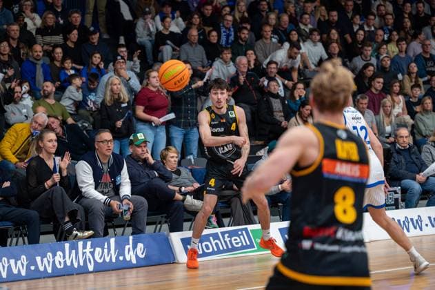 Gian Bahattin Aydinoglu (Bozic Estriche Knights Kirchheim, 04), Lucas Mayer (Bozic Estriche Knights Kirchheim, 08), Kilian Binapfl (PS Karlsruhe Lions, 12), GER, PS Karlsruhe Lions vs. Bozic Estriche Knights Kirchheim, BARMER 2. Basketball Bundesliga, 07. Spieltag, Saison 2025 2026, 07.11.2025 GER, PS Karlsruhe Lions vs. Bozic Estriche Knights Kirchheim, BARMER 2. Basketball Bundesliga, 07. Spieltag, Saison 2025 2026, 07.11..2025 Karlsruhe Copyright: xEibner-Pressefoto SilasxKunzx EP_SKZ