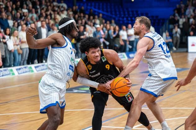 Wesley Chima Oba (PS Karlsruhe Lions, 07) , Tylan James Pope (Bozic Estriche Knights Kirchheim, 09), Kilian Binapfl (PS Karlsruhe Lions, 12), GER, PS Karlsruhe Lions vs. Bozic Estriche Knights Kirchheim, BARMER 2. Basketball Bundesliga, 07. Spieltag, Saison 2025 2026, 07.11.2025 GER, PS Karlsruhe Lions vs. Bozic Estriche Knights Kirchheim, BARMER 2. Basketball Bundesliga, 07. Spieltag, Saison 2025 2026, 07.11..2025 Karlsruhe Copyright: xEibner-Pressefoto SilasxKunzx EP_SKZ