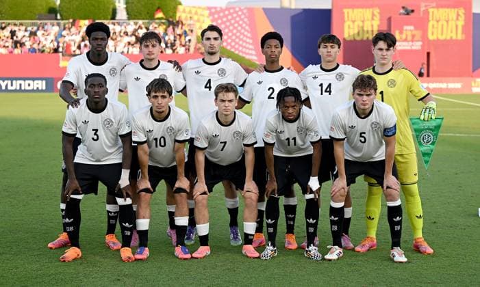 Fussball, Junioren U 17 WM 2025 in Doha Katar Vorrunde 07.11.2025 Gruppe G Deutschland - Korea DVR Teamfoto Deutschland, v. hi li., Mussa Kaba , Alexander Staff , Elias Vali Fard, Nebe Sirak Domnic, Toni Langsteiner, Torwart Marcello Trippel , v. li., unten, Osman Mohamed Turay, Eba Bekir Is, Benjamin Ley , Wisdom Mike, Ben Hawighorst