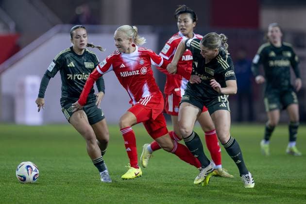 Kampf um den Ball Zweikampf zwischen Pernille Harder (FC Bayern Muenchen Frauen, 21) und Samantha Steuerwald (1. FC Union Berlin, 19) GER, FC Bayern Muenchen Frauen vs. 1. FC Union Berlin, Fussball, Google Pixel Frauen-Bundesliga, 10. Spieltag, Saison 2025 2026, 07.11.2025. (DFL DFB REGULATIONS PROHIBIT ANY USE OF PHOTOGRAPHS as IMAGE SEQUENCES and or QUASI-VIDEO). GER, FC Bayern Muenchen Frauen vs. 1. FC Union Berlin, Fussball, Google Pixel Frauen-Bundesliga, 10. Spieltag, Saison 2025 2026, 07.11.2025. Muenchen Copyright: xEibner-Pressefoto HeikexFeinerx EP_HFR